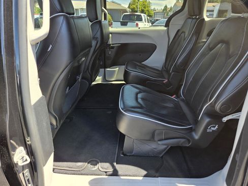 Used 2023 Chrysler Pacifica Limited FWD image 13