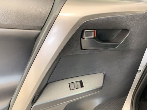 Used 2018 Toyota RAV4 LE image 31