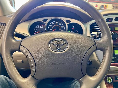 Used 2005 Toyota Highlander 4WD V6 w/ 3rd Row image 10