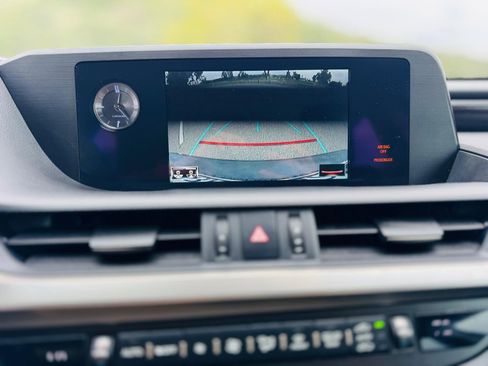 Used 2019 Lexus ES 300h w/ Premium Package image 22