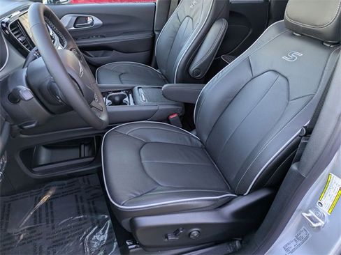 New 2026 Chrysler Pacifica Limited image 11