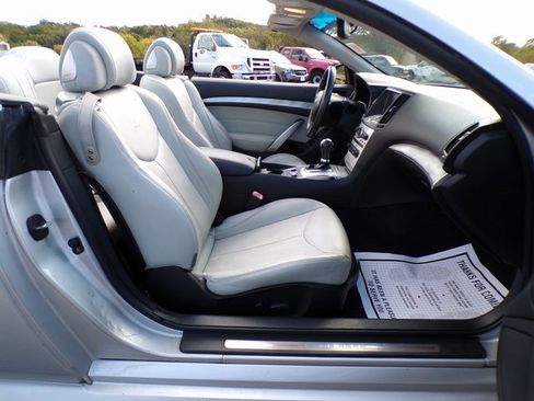 Used 2010 INFINITI G37 Convertible image 13