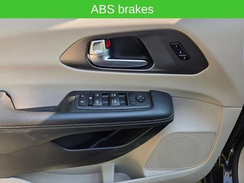Used 2023 Chrysler Pacifica Touring-L FWD image 15