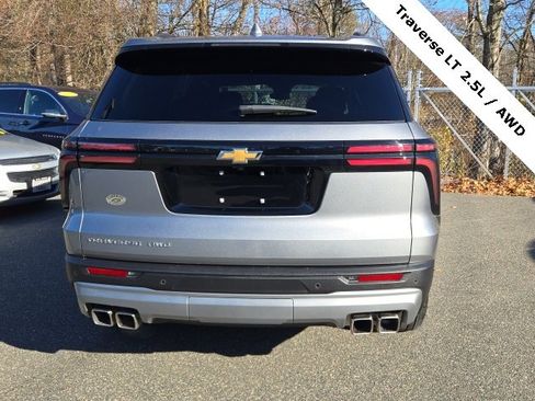 Used 2025 Chevrolet Traverse LT image 7