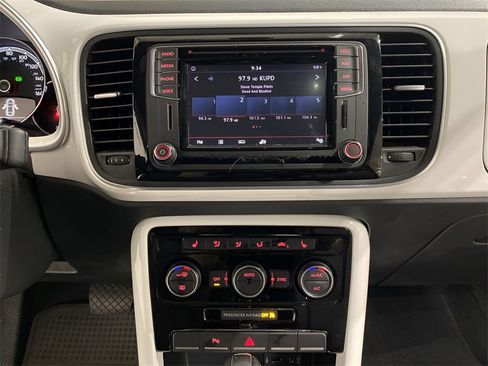 Used 2019 Volkswagen Beetle 2.0T SE image 16