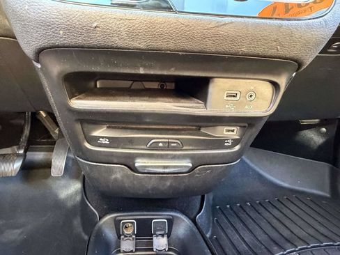 Used 2017 Chrysler Pacifica Limited FWD image 33