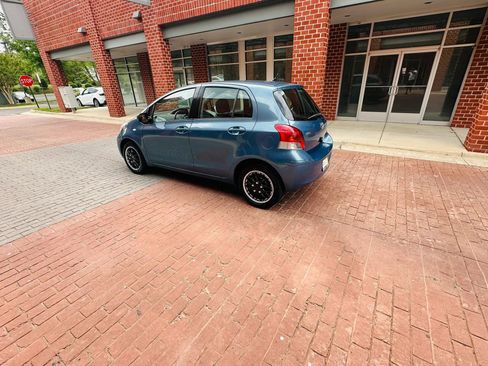 Used 2010 Toyota Yaris 4-Door Hatchback FWD image 4