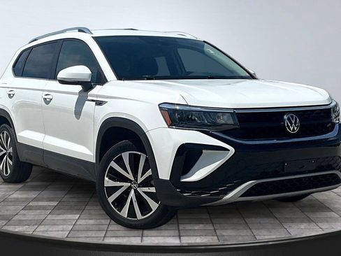 Used 2024 Volkswagen Taos SE FWD image 3