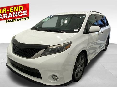 Used 2015 Toyota Sienna SE image 1