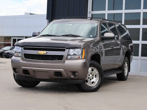 Used 2013 Chevrolet Suburban LS w/ Convenience Package 1 AWD/4WD image 3