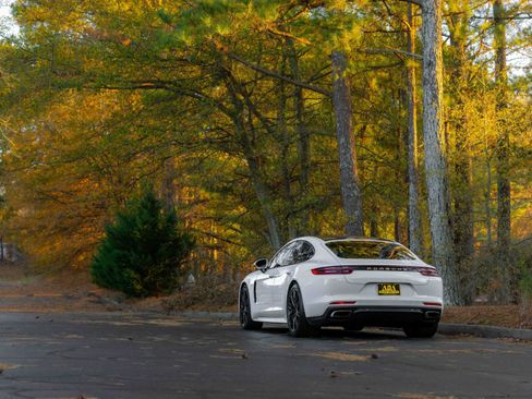 Used 2017 Porsche Panamera image 43