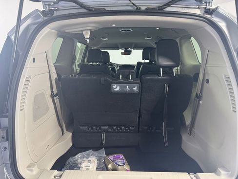 Used 2021 Chrysler Pacifica Touring-L w/ Uconnect Theater Family Group AWD/4WD image 16