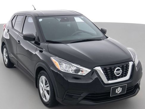 Used 2020 Nissan Kicks S image 1