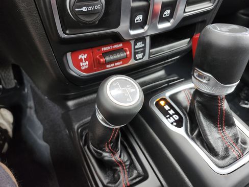 Used 2022 Jeep Wrangler Rubicon w/ Cold Weather Group AWD/4WD image 11