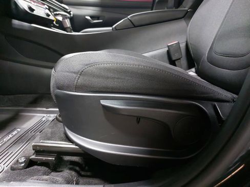 Certified 2025 Hyundai Tucson SE image 28