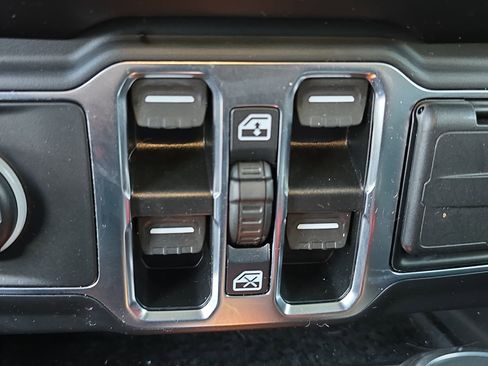 Used 2021 Jeep Wrangler Unlimited Islander image 27