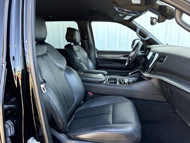 Used 2024 Jeep Wagoneer L Series II w/ Flexible Seating Group RWD image 28