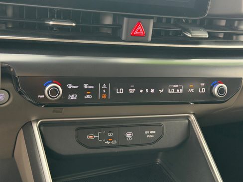 Certified 2025 Kia Carnival LXS FWD image 28