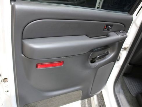 Used 2005 GMC Sierra 2500 SLT w/ Heavy-Duty Power Package image 23