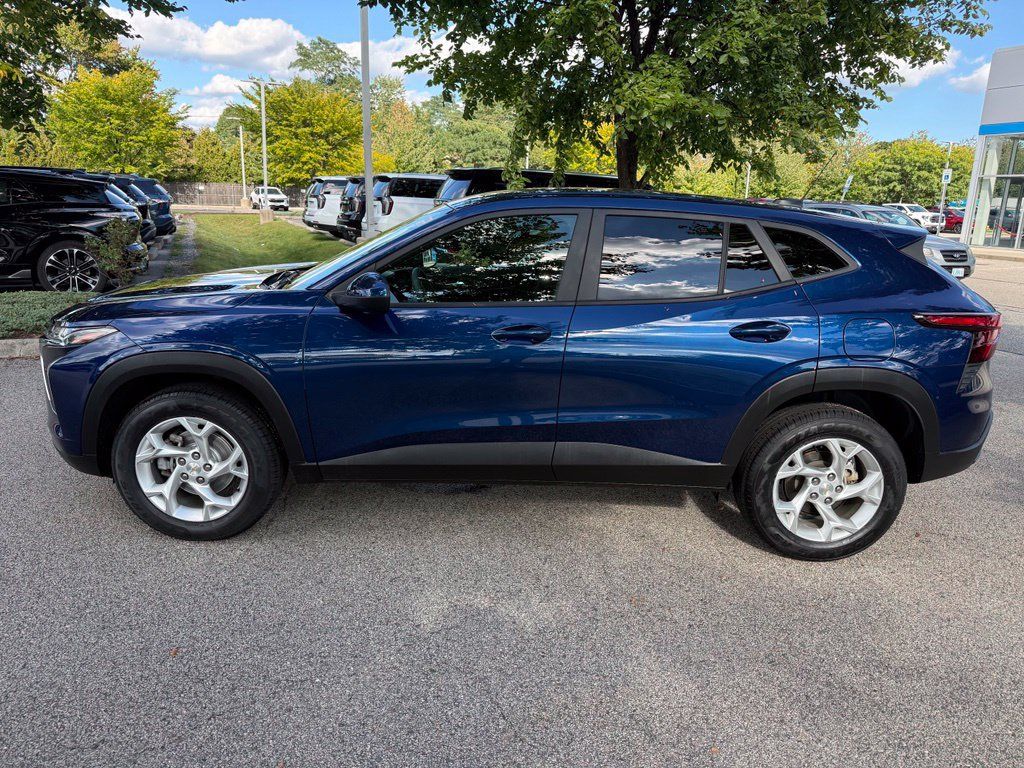 Used 2024 Chevrolet Trax LS w/ LS Convenience Package FWD image 2