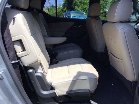 Used 2023 Chevrolet Traverse Premier FWD image 5