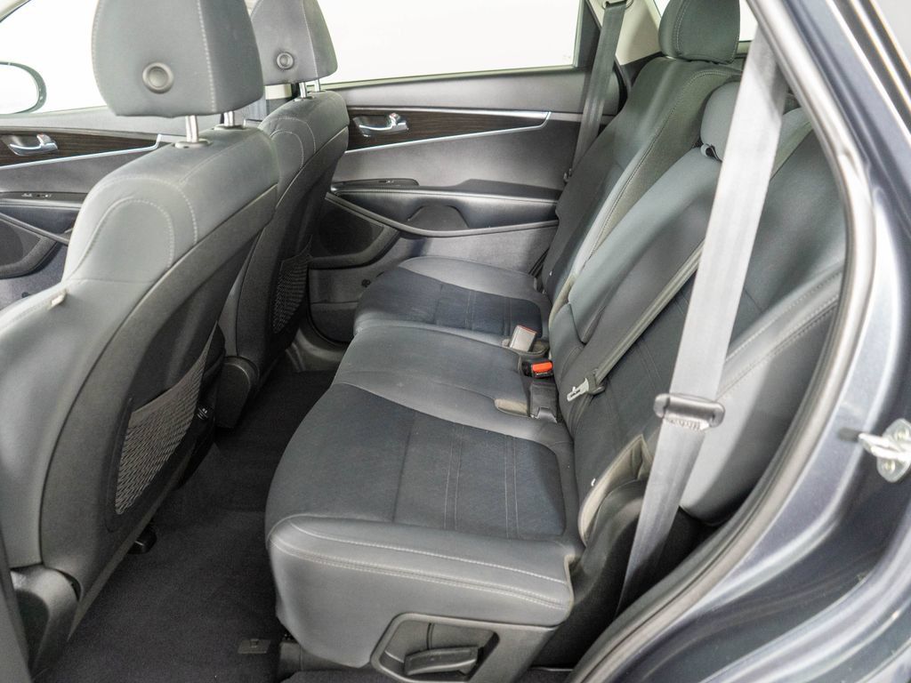Used 2020 Kia Sorento AWD V6 image 11