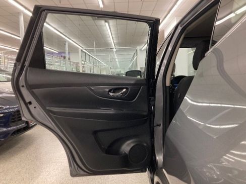 Used 2017 Nissan Rogue S image 29