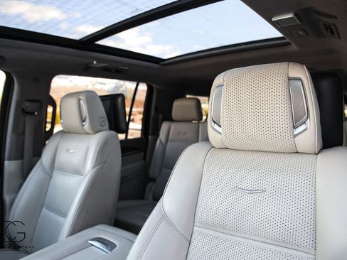 Used 2021 Cadillac Escalade ESV Premium Luxury Platinum image 25