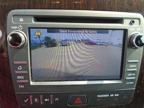 Used 2017 Chevrolet Traverse LT w/ Style and Technology Package image 12