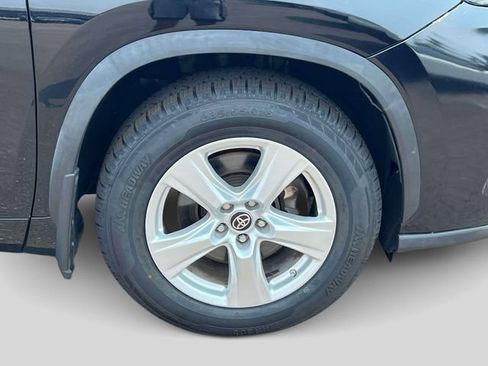 Used 2023 Toyota Highlander LE FWD image 11