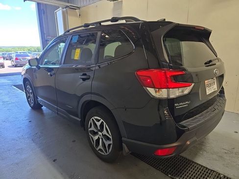 Used 2019 Subaru Forester Premium AWD/4WD image 4