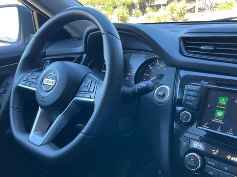 Used 2020 Nissan Rogue SL w/ Premium Package image 38