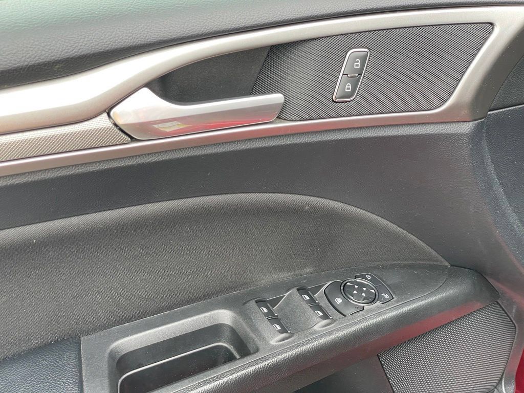 Used 2019 Ford Fusion SE FWD image 11