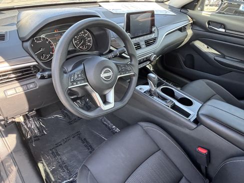 Used 2024 Nissan Altima 2.5 SV FWD image 17