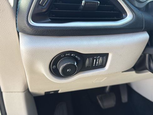Used 2021 Chrysler Pacifica Touring-L FWD image 32