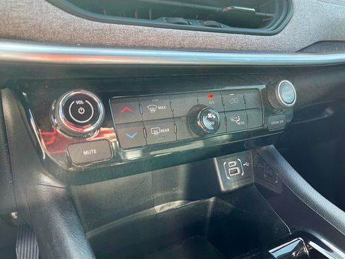 Used 2025 Jeep Compass Latitude AWD/4WD image 15