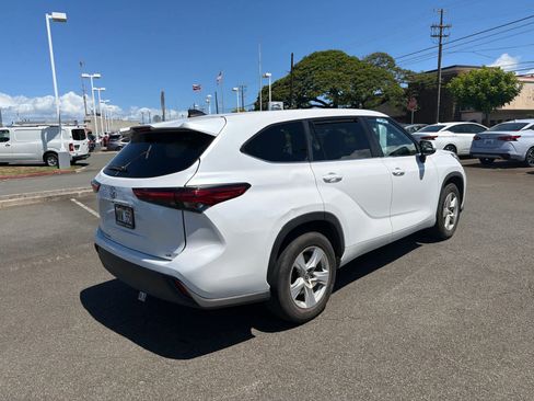 Used 2023 Toyota Highlander LE FWD image 3