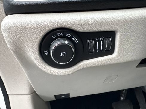 Used 2017 Chrysler Pacifica Touring-L Plus w/ Tire & Wheel Group FWD image 17