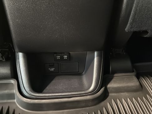 Used 2019 Toyota Highlander XLE AWD/4WD image 18
