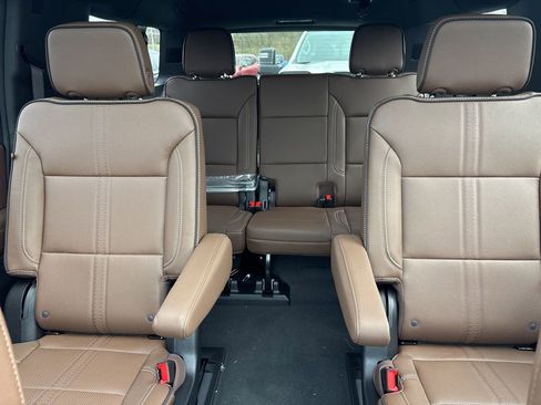 New 2026 Chevrolet Suburban High Country image 8