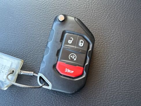Used 2025 Jeep Wrangler Unlimited Sahara AWD/4WD image 29