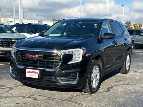 Used 2024 GMC Terrain SLE image 2