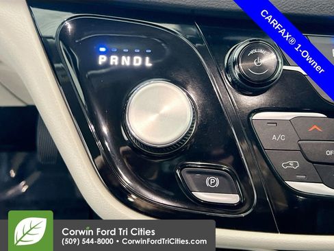 Used 2024 Chrysler Pacifica Touring-L image 10