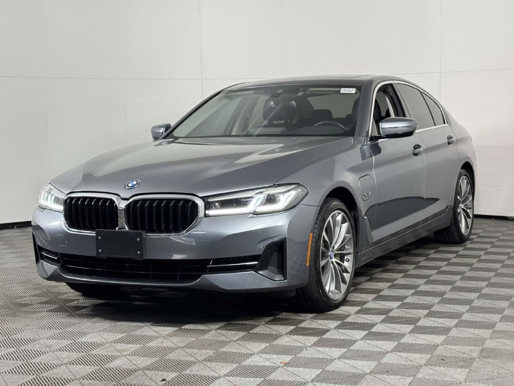 Used 2022 BMW 530e xDrive w/ Premium Package AWD/4WD image 7