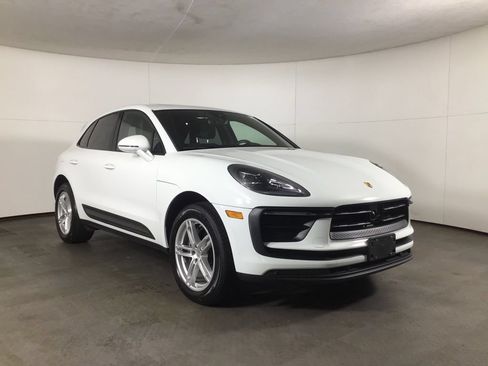 Certified 2024 Porsche Macan AWD/4WD image 9