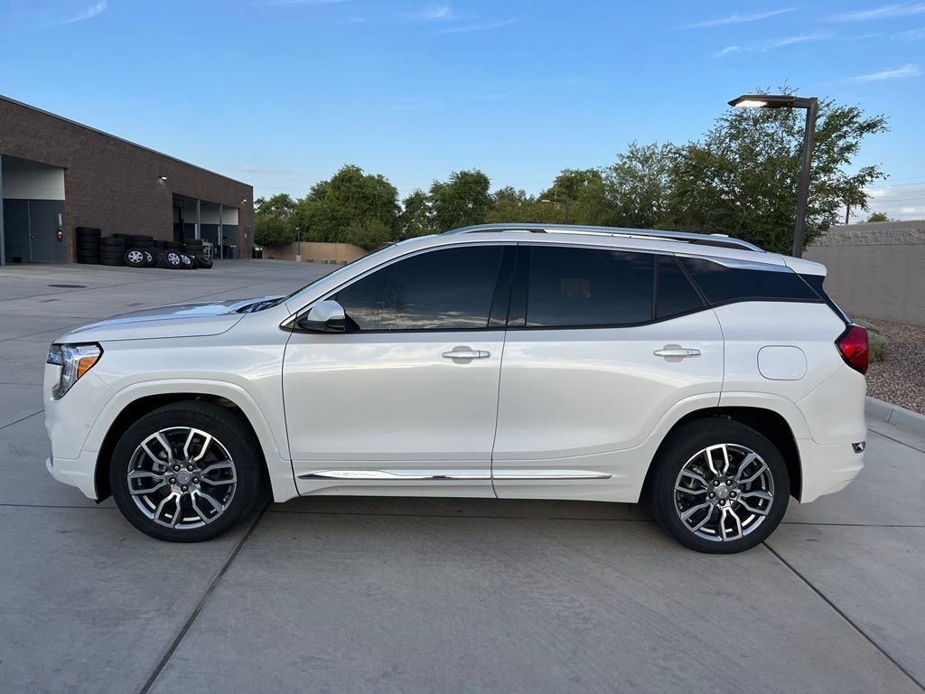 Used 2024 GMC Terrain Denali w/ Denali Premium Package AWD/4WD image 10