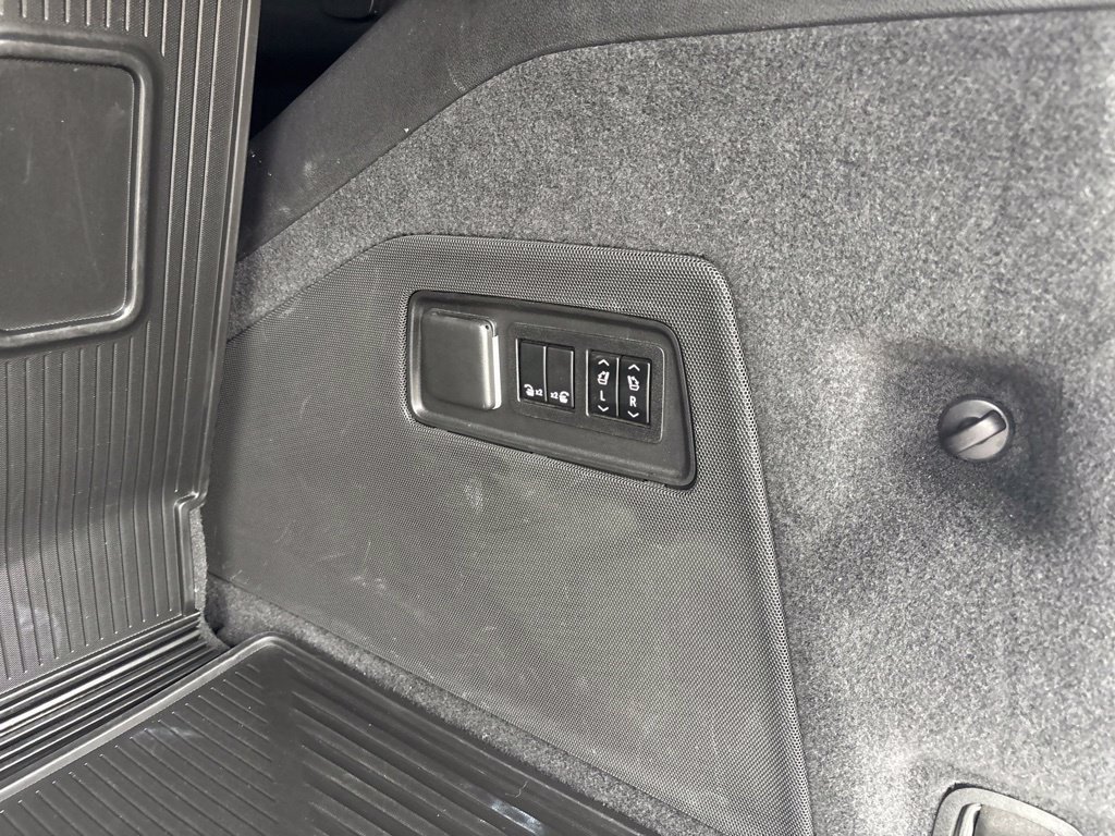 Used 2022 Cadillac Escalade Sport Platinum w/ LPO, ONYX Package AWD/4WD image 18