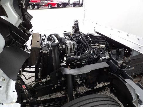 Used 2020 Isuzu NPR RWD image 32