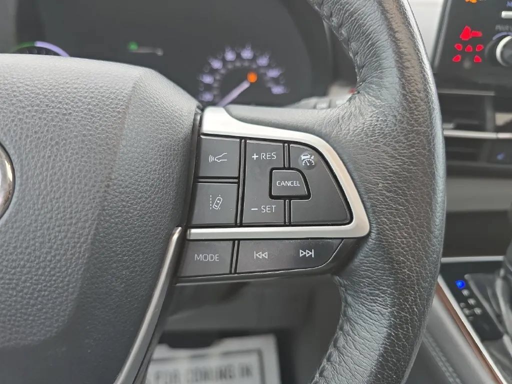 Used 2021 Toyota Sienna XLE FWD image 24