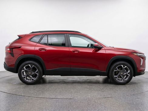 Used 2025 Chevrolet Trax LT FWD image 11
